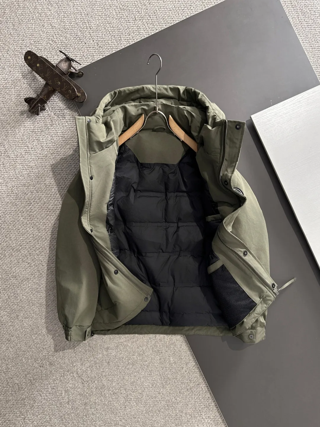 Two-day delivery time P960 Big Goose 🔥🔥 High-end customization 2025 winter official website's latest popular down jacket. Original custom-made hardware accessories for customers, all imported and original customization. Welcome to compare at the counter. Absolutely high quality. Use top-grade 90 white goose down. Super soft. Filled with fluffy and full feathers. Super heavy work. Fabric workmanship is excellent. The version is super perfect. Note⚠The fabric is super comfortable. Exclusive model. High-end quality. A must-have warm and protective artifact in winter. Size: M-3XL